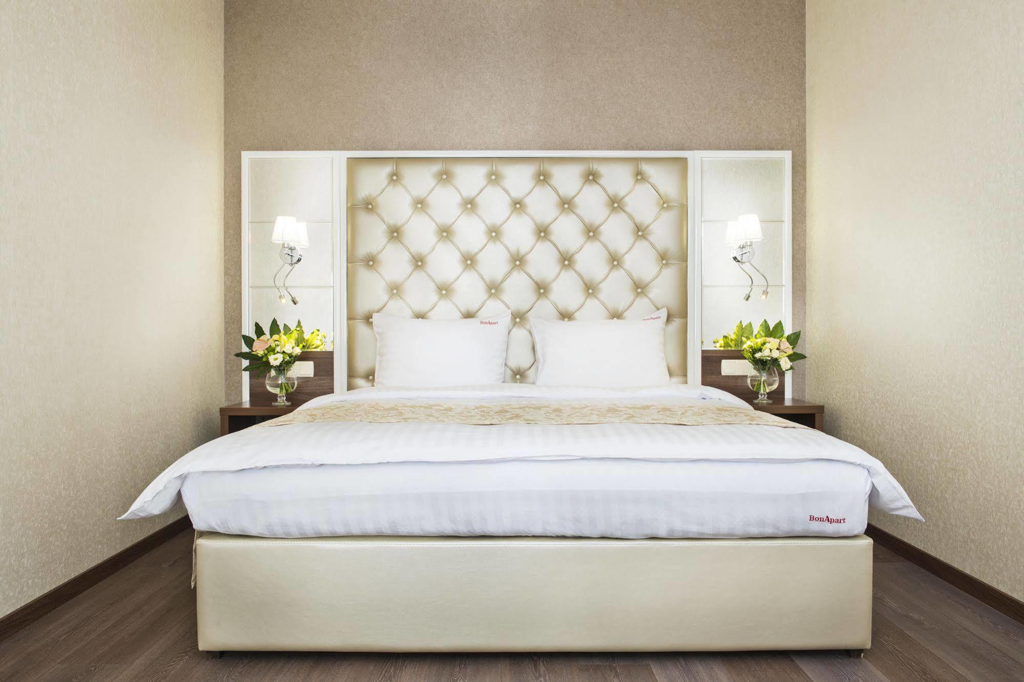Bonapart Hotel By Uhm Kiev Luaran gambar