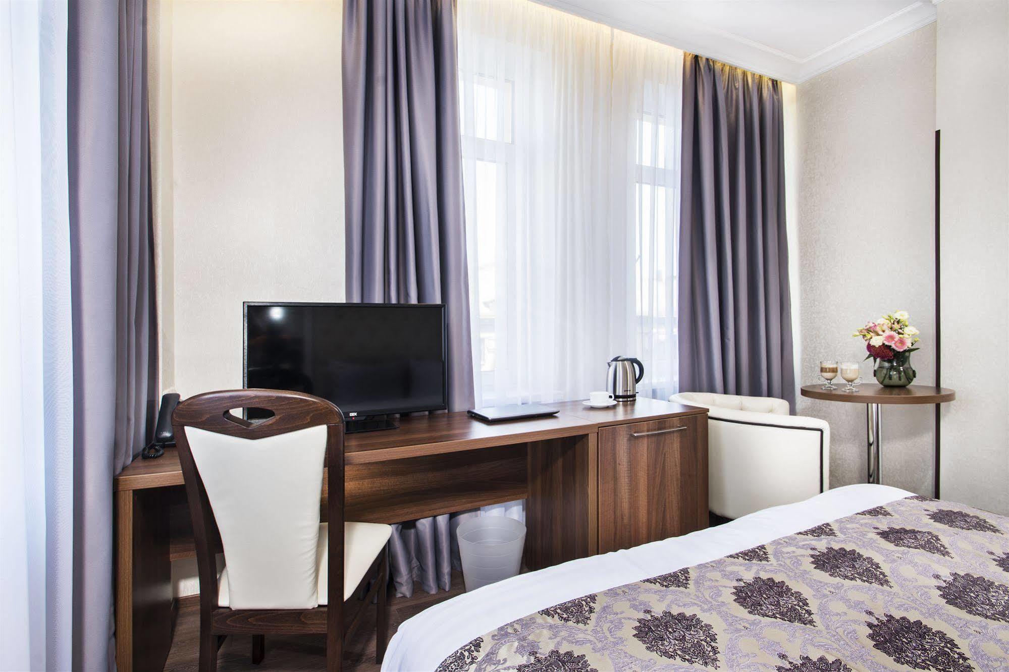 Bonapart Hotel By Uhm Kiev Luaran gambar