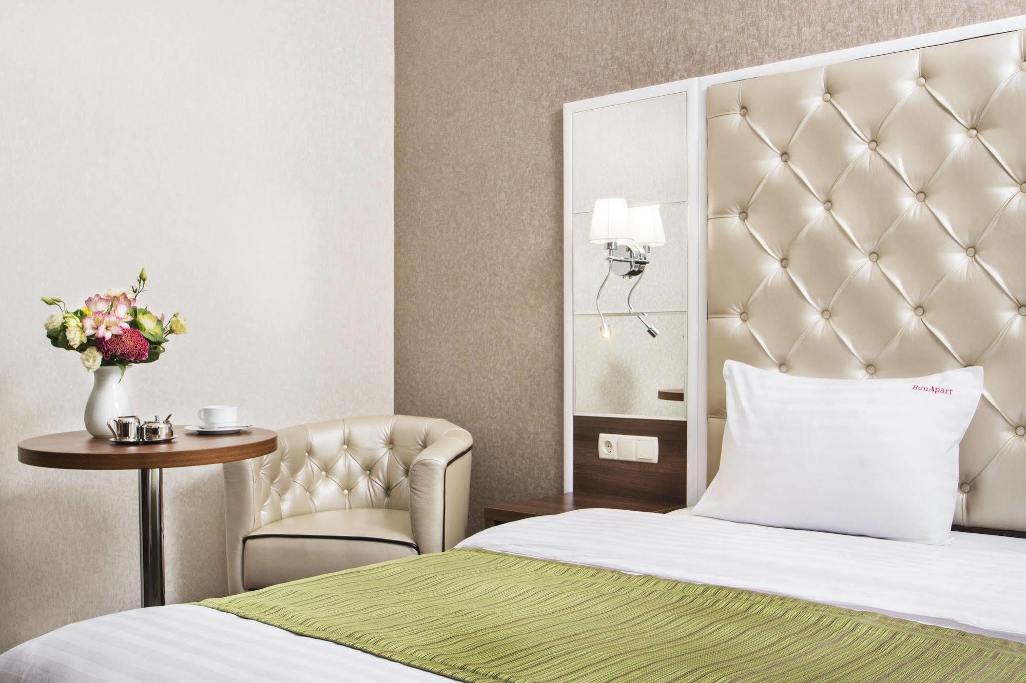 Bonapart Hotel By Uhm Kiev Luaran gambar