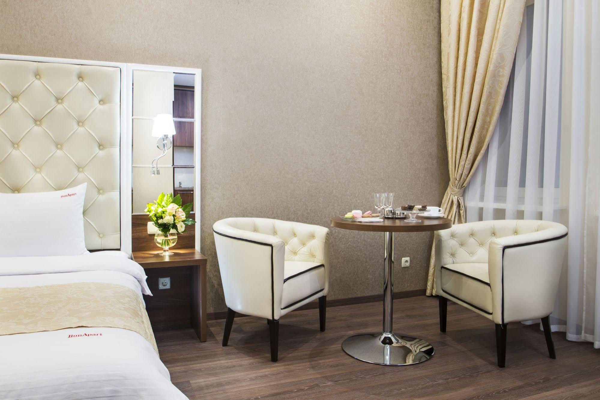 Bonapart Hotel By Uhm Kiev Luaran gambar