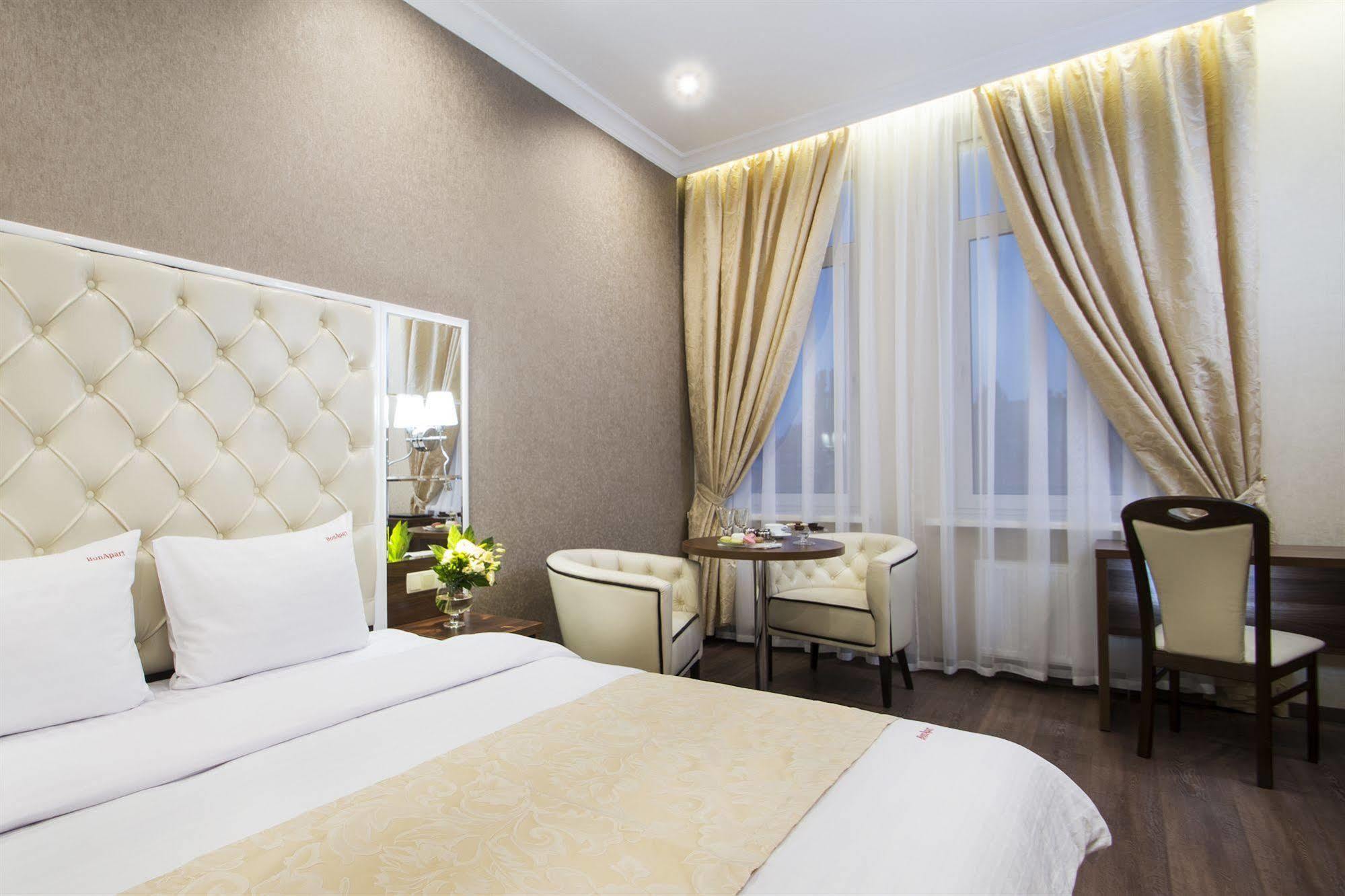 Bonapart Hotel By Uhm Kiev Luaran gambar